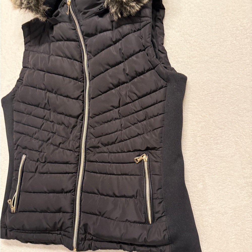 YMI Women’s Black Quilted Puffer Vest w/ Faux Fur Hood Cozy Winter Layer-Size M - Picture 7 of 15